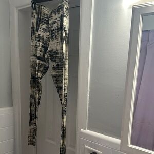 bryn Walker Black and White Abstract-Print  leggings